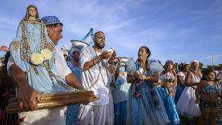 بدون تعليق: المؤمنون بديانة أومباندا في البرازيل والأوروغواي يحتفلون بإلهة البحر الإفريقية يمانجا