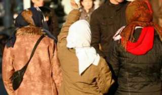ألمانية متطرفة تسب فتاة مسلمة وتمزق حجابها