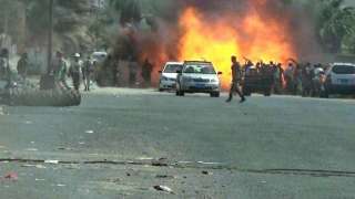 هجوم بمفخختين على قاعدة عسكرية في عدن وتعزيزات عسكرية للسيطرة