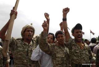 الحوثي يفقد رجاله .. جنود مليشياته يتظاهرون بصنعاء للمطالبة برواتبهم