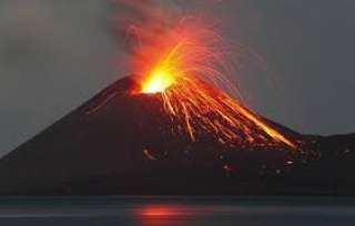 مشاهد مذهلة لانطلاق الحمم النارية من بركان كوليما المكسيكي
