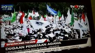 بالصور.. مظاهرات بإندونيسيا احتجاجا على إهانة حاكم جاكرتا النصراني للقرآن