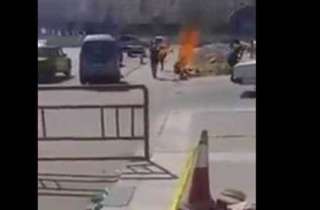 شاهد |  مواطن مصري يشعل النيران فى نفسه بسبب الغلاء