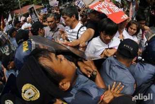 الشرطة الفلبينية تدهس متظاهرين أمام السفارة الأمريكية
