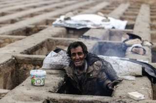 فقراء إيران يسكنون حفر القبور.. والحكومة ترحِّلهم بالقوة