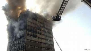 إيران : انهيار أقدم برج في طهران بعد اشتعال النيران فيه