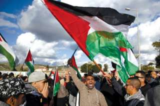فلسطين : آلاف يتظاهرون احتجاجاً على هدم المنازل