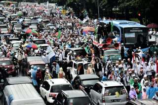 أكثر من مئة الف اندونيسي يصلون لانتخاب مسلم حاكما لجاكرتا