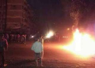 مصر| محتجون على أحكام مذبحة بورسعيد يشعلون النيران في إطارات السيارات