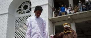 لأول مرة في إقليم يطبق الشريعة الإسلامية بإندونيسيا جلد رجلين بوذيين بالعصا