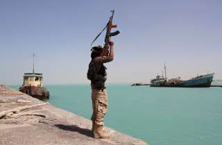 الجيش الأمريكي: إيران زودت الحوثيين بقدرات عسكرية متطورة تهدد حرية الملاحة في “باب المندب”