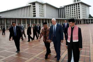 مايك بنس يزور أكبر مسجد في اندونيسيا في بادرة تواصل مع المسلمين