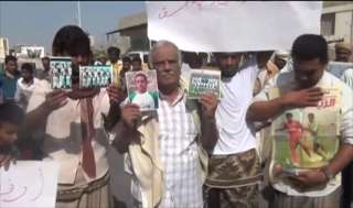 اليمن | قوات يمنية وإماراتية تفرق مظاهرة لأهالي معتقلين بعدن