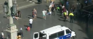13 قتيلاً على الأقل في حادث دهس المارة وسط مدينة برشلونة