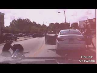 أمريكا | فيديو يظهر شرطياً في أوهايو وهو يضربُ رجلاً أسود بعنفٍ خلال اعتقاله