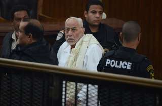 مصر | وفاة مرشد الإخوان السابق محمد مهدي عاكف في السجن، ومنع الصلاة عليه في المساجد أمنيا