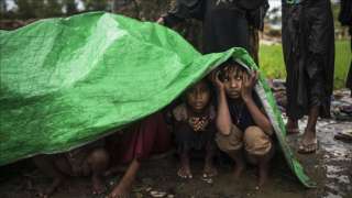 52 لاجئا من ”الروهنغيا” يعبرون نهرا للوصول لبنغلاديش عبر طوف بلاستيكي