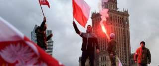 طالبوا بحرقهم في أفران.. عشرات الآلاف يشاركون بمسيرةٍ لليمين المُتطرِّف في بولندا تدعو لـ”هولوكست للمسلمين”