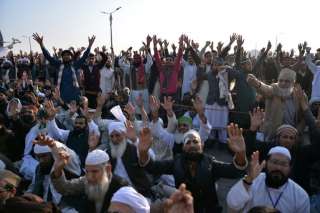 الاسلاميون يعلنون انهاء اعتصامهم بعد استقالة وزير العدل في باكستان