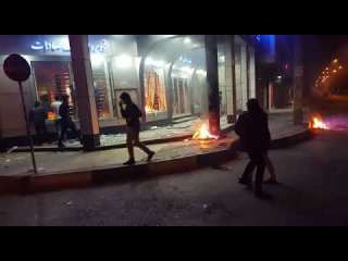 إيران | شاهد .. حرق بنك صادرات إيران وسقوط ٥ قتلى من المتظاهرين الايرانيين برصاص الحرس الثوري الايراني