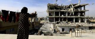 سوريا | نظام الأسد يدمّر إدلب والأسر ترسم مخططات لمنازلها حتى يتمكّن رجال الإنقاذ من إخراجهم من تحت الركام في حال القصف!