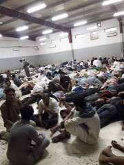 يحتجزونهم كالأغنام.. “شاهد” مئات المحتجزين اليمنيين في أوضاع مزرية في سجن “الشميسي” السعودي!
