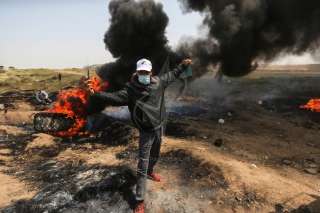 اصابة العشرات من الفلسطينيين بالاختناق جراء استهداف قوات الاحتلال مخيمات العودة بقنابل الغاز المسيل للدموع