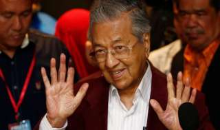 تحالف المعارضة بقيادة مهاتير محمد يفوز بانتخابات ماليزيا
