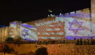 بلدية الاحتلال تُضيء أسوار القدس بـ ”علمي الاحتلال وأمريكا”
