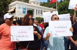 طالبوا بحقهم في المجاهرة بالإفطار: تونسيون يتظاهرون ضد إغلاق المقاهي في رمضان -(فيديو