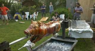 حفلة شواء للحم الخنزير في محيط مسجد برمضان