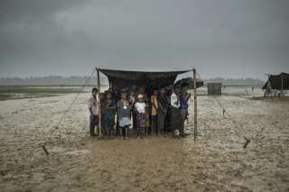 أمطار موسمية تضرب مخيمات الروهينغا في بنغلادش وتتسبب بانهيارات