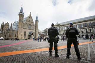 الإرهاب الصليبي ...  عنصريان ببلجيكا يرسمان صلبانا على جسد مسلمة بأدوات حادة