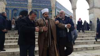 فلسطين | شرطة الاحتلال تعتدي بالضرب على مدير المسجد الأقصى