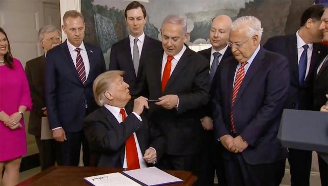 نتنياهو يحرص على الاحتفاظ بقلم ترامب بعد توقيعه على قرار  اعتبار الجولان أرضا إسرائيلية