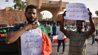 السودانيين يهتفون ضد ”السيسي” بالخرطوم