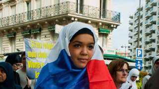 قانون فرنسي يحظر ارتداء الأمهات الحجاب رفقة أبنائهن