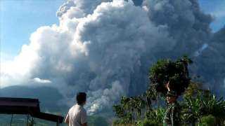 إندونيسيا.. بركان جبل ”سينابونغ” ينفث رمادا إلى ارتفاع 7 كم