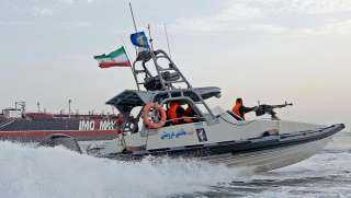 إيران تحتجز سفينة عراقية ”تهرّب” النفط