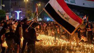 العراق ... مئات الجرحى في إطلاق نار وغاز ببغداد