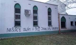 كتابات تهديد للمسلمين على جدران مسجد في التشيك