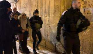 فلسطين ... الاحتلال يعتدي على المصلين بالأقصى ويعتقل 3 مقدسيين بينهم فتاة