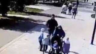 روسيا ...اعتداء وحشي على مسلمة أمام أطفالها ( شاهد )