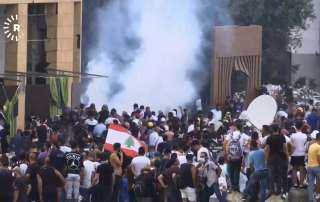 لبنان ... مظاهرات و استقالة 11 نائبا ووزيرا