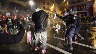 باريس.. الشرطة تعتدي على صحفيين أثناء تظاهرة ضد مشروع قانون