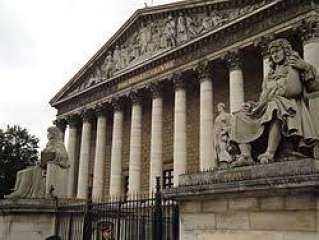 فرنسا ... لجنة برلمانية تعتمد مشروع قانون “يستهدف المسلمين”