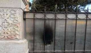 القدس.. مستوطنون يضرمون النار في مدخل الكنيسة الرومانية