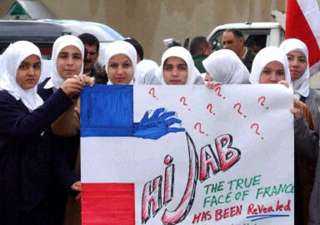إندبندنت: مشروع تحديد سن الحجاب في فرنسا يكشف عنصرية متجذرة ضد المسلمين