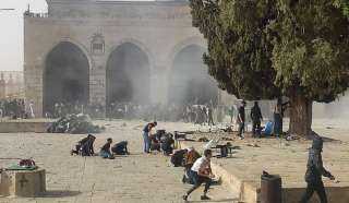 المسجد الأقصى .. عشرات الإصابات خلال تصدي المصلين لاقتحام جيش الاحتلال الجامع القبلي