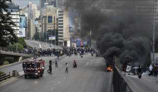 لبنان .. محتجون يقطعون طرقا رئيسية و”نقابات العمال” تهدد بالعصيان